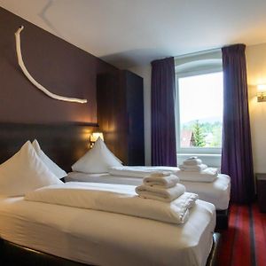 Camera piccola con letto king size